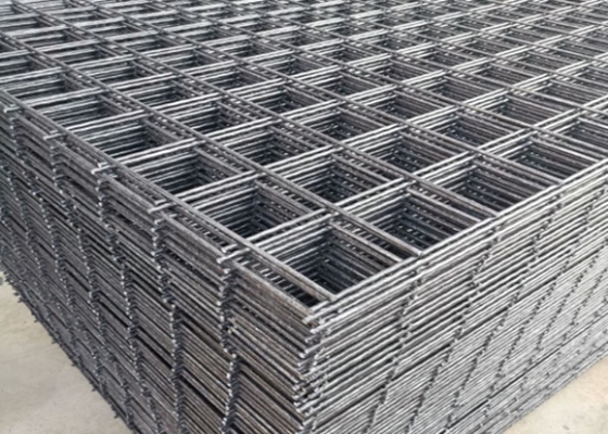 Le fil d'acier à faible teneur en carbone Mesh Panels, longueur de 2-6m a soudé la barrière en acier Panels