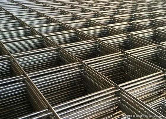 Le fil d'acier à faible teneur en carbone Mesh Panels, longueur de 2-6m a soudé la barrière en acier Panels
